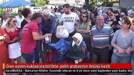 Ölen eşinin kuklasıyla birlikte gelin arabasının önünü kesti