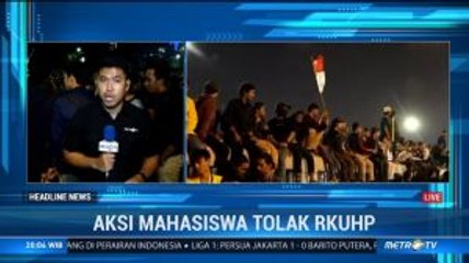 Mahasiswa Masih Bertahan di Depan Gedung DPR