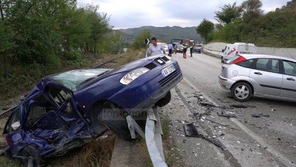 Télécharger la video: Aksident i rëndë në aksin Elbasan-Peqin, 4 të vdekur dhe 1 të plagosur