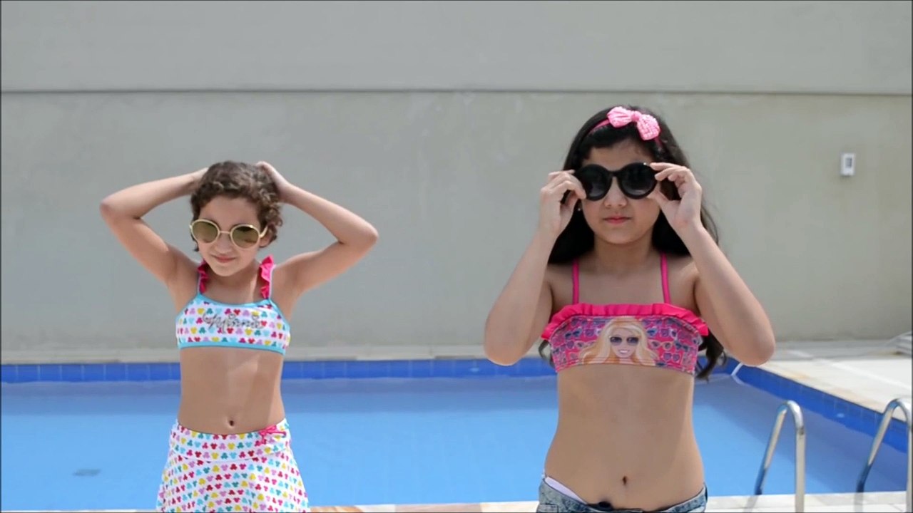 Sophia e Isabella Carinha de Anjo Brincando na Piscina
