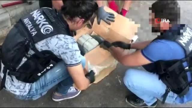 Kargo şirketinde paketleri açan polis gözlerine inanamadı