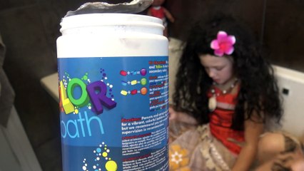 Aprendendo as Cores com a  Bebê Moana  na Hora do Banho
