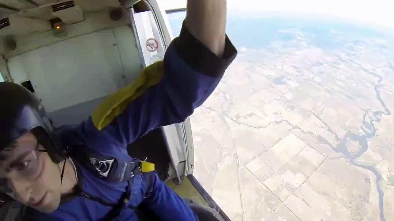 Il fait un malaise pendant son saut en parachute... terrifiant