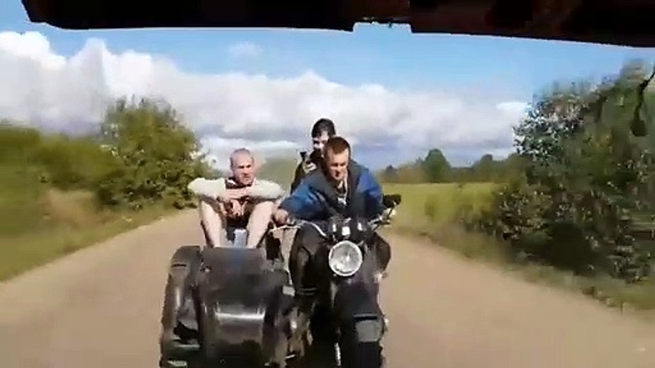 3 jeunes sur un sidecar se font tracter par une voiture : très mauvaise idée