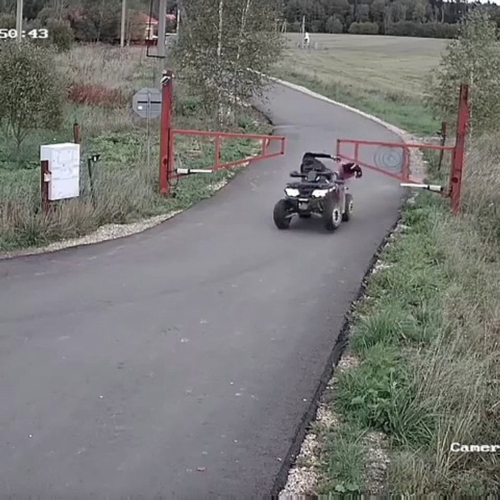 Une maman et ses 2 enfants sur un quad se prennent une barrière et s'en sortent par miracle