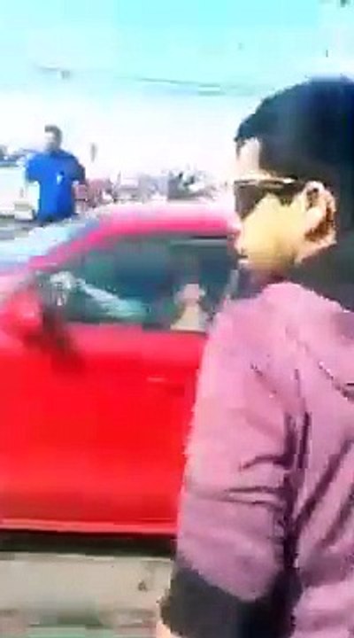 Elle vient détruire la voiture de son ex avec sa propre voiture