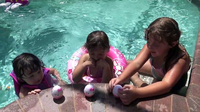 Brincadeira na Piscina e muita diversão com os brinquedos e Pula Pula da Hello Kitty