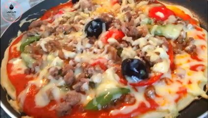 下载视频: البيتزا السائلة في المقلاة ألذ وأسرع بيتزا بدون عجن وبدون فرن   pizza liquide