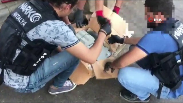 Kargo şirketinde paketleri açan polis gözlerine inanamadı