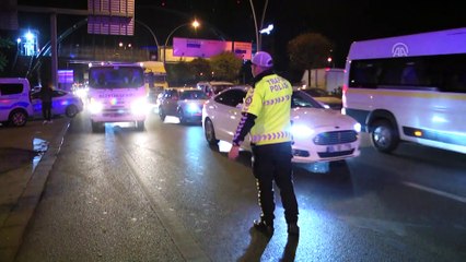 Başkentte alt geçide devrilen minibüsteki 3 kişi yaralandı