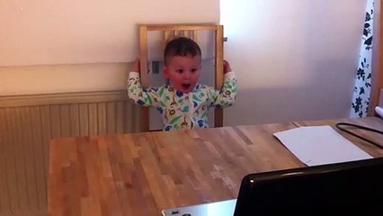 Hilarant : ce petit est un grand fan d'opéra