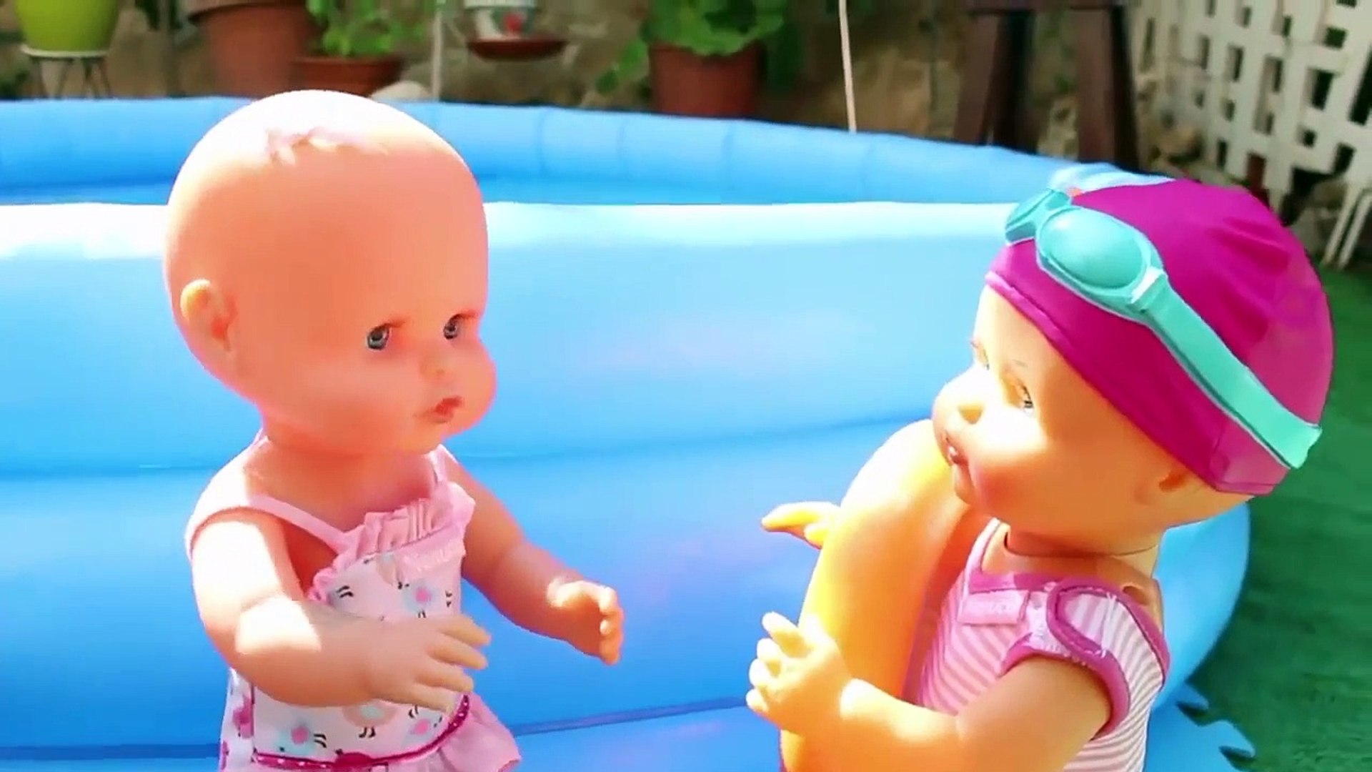 Bebés Nenuco HERMANITAS TRAVIESAS Alice va a Clase de Natación con el NENUCO NAD - video dailymotion
