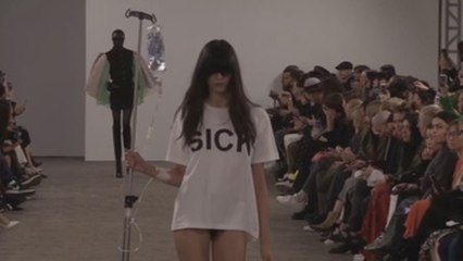 Kimhekim envía un guiño a los trastornos en su desfile en París