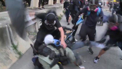 홍콩 시위 갈수록 과격...'경찰 폭행·총기 탈취 시도' / YTN