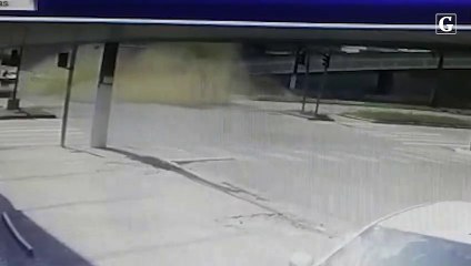 Download Video: Vídeo mostra momento em que carro bate em poste em Linhares