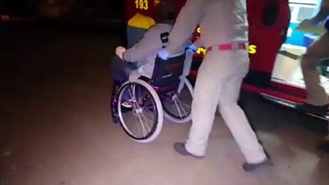 Caminhoneiro é socorrido em posto de combustíveis, após cair durante banho