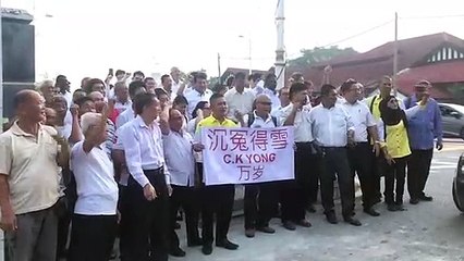Supporters gather at Ipoh Sessions Court