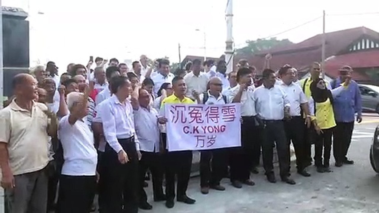 Supporters gather at Ipoh Sessions Court