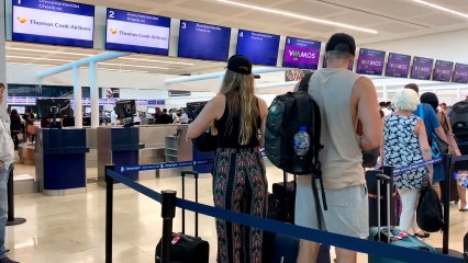 Salen de Cancún lprimeros turistas afectados por quiebre de Thomas Cook