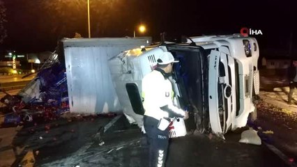 Samsun'da üzüm yüklü tır yola devrildi: 1 yaralı