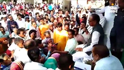 कर्जमाफी की मांग को लेकर पूर्व सीएम चौहान धरने पर बैठे