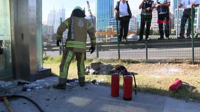 Zincirlikuyu metrobüs durağında evsizlerin eski eşyaları yandı