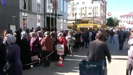 İş arayanların oluşturduğu kuyruk sokağa sığmadı