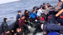Mehmetçik düzensiz göçmenleri dev dalgaların arasından almış