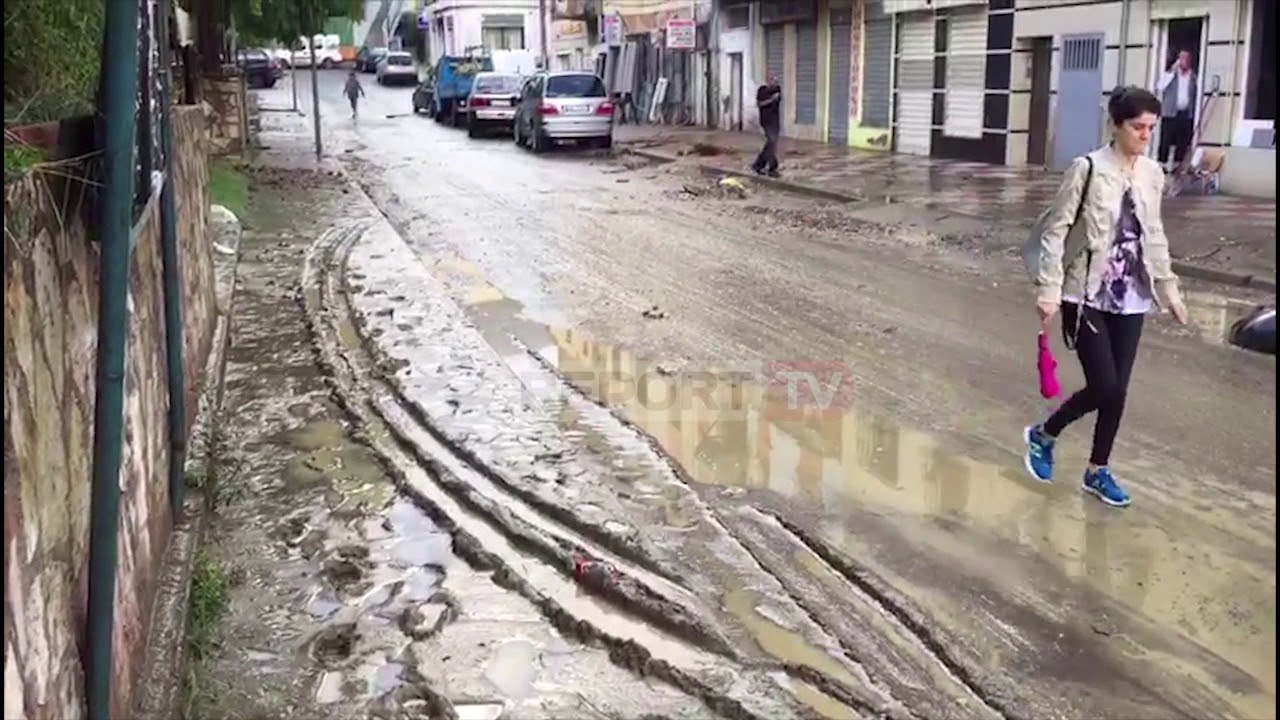 Report TV - Përroi del nga shtrati, Laçi pushtohet nga balta