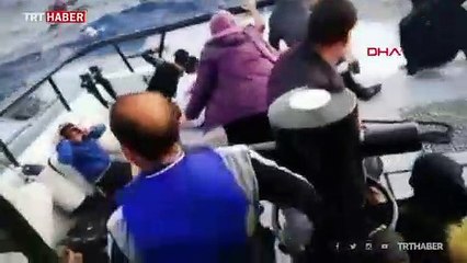 Mehmetçik düzensiz göçmenleri dev dalgaların arasından böyle kurtardı
