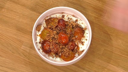 Prunes épicées et crumble de cacahuètes