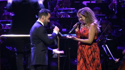 Pastora Soler presume de tripa de embarazada en el escenario