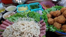 Amazing Thai Food Yam Naem Khao Thot with Fermented Pork