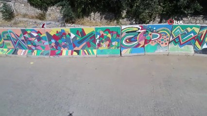 Öğrencilerin eli değdi, beton bariyerler rengarenk oldu