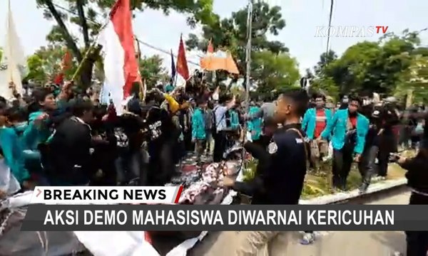 Demo Mahasiswa di Solo Diwarnai Kericuhan, Mahasiswa Berupaya Menembus Barikade
