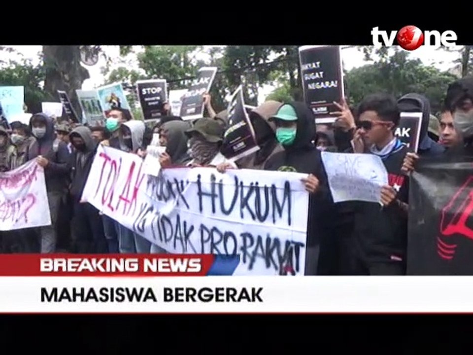 Massa Gabungan Berunjuk Rasa di Depan Gedung DPRD Bandung