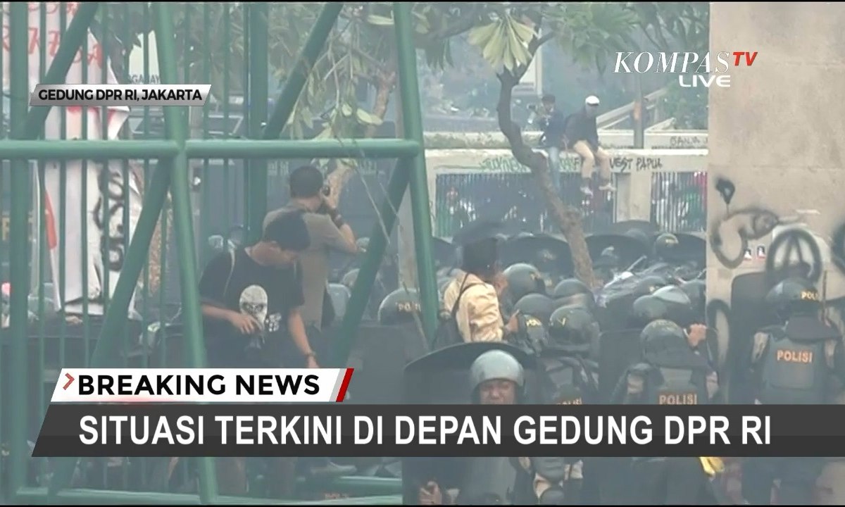 TERKINI - Bubarkan Massa di Depan Gedung DPR RI, Polisi Berkali-Kali Tembakan Gas Air Mata