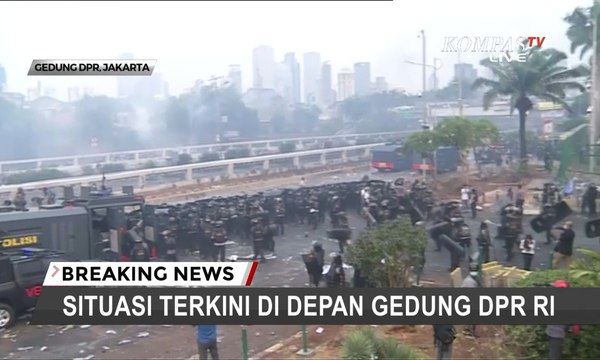 TERKINI - Polisi Lepaskan Gas Air Mata di Depan DPR RI, Massa Berpencar ke Berbagai Arah