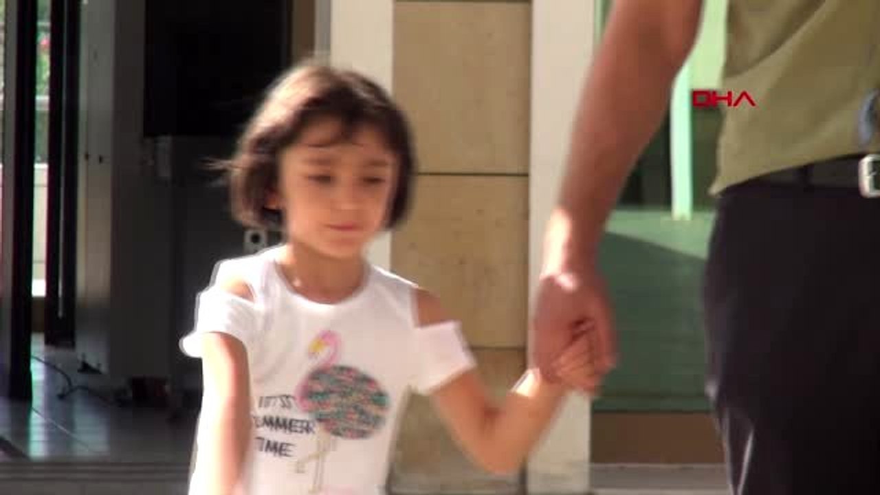 Bacağı kesilen özge ile babasından, adliye önünde oturma eylemi