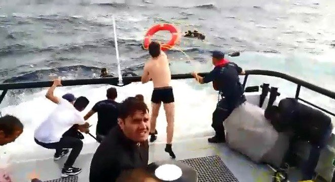 Türk askeri mültecileri kurtarmak için denize atladı