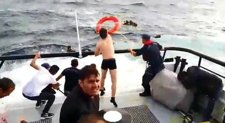 Türk askeri mültecileri kurtarmak için denize atladı