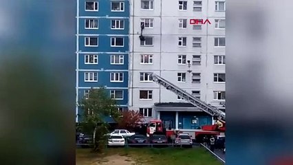 Yanan dairede mahsur kalan kızı, üst kata çekerek kurtardı