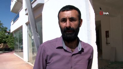 Otobüs kendi kendine hareket edip, boş dükkana girdi