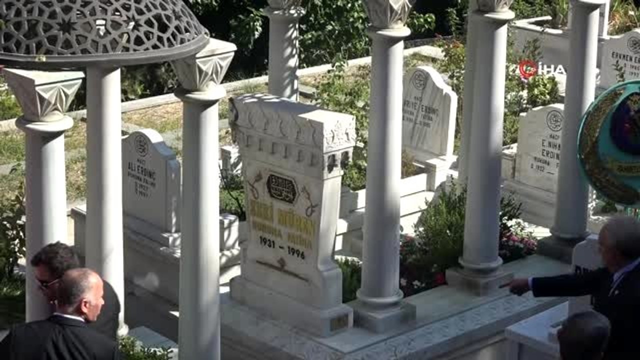 Sanat güneşi Zeki Müren, ölümünün 23. yılında mezarı başında anıldı