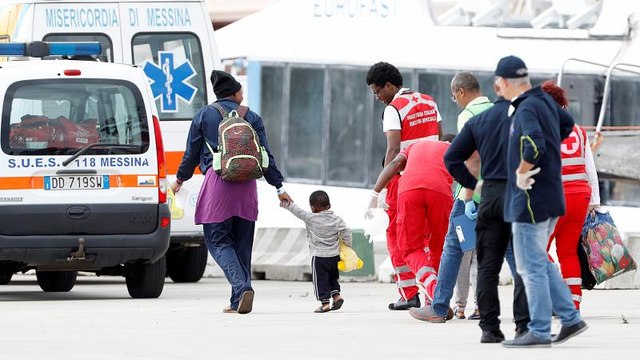 Ocean Viking, i migranti sbarcano a Messina