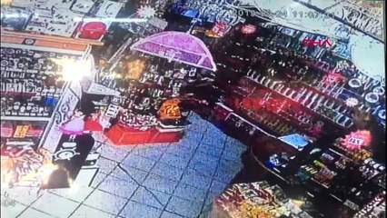 Deprem anında silivri'de iş yerinde süslemeler sallanması güvenlik kamerasında