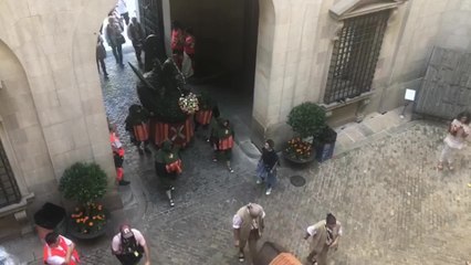 La comitiva popular de La Mercè, patrona de Barcelona, entra en el Ayuntamiento