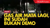 Polisi Tembakan Gas Air Mata ke Para Mahasiswa di Belakang DPR