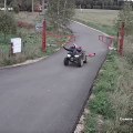 Une maman et ses 2 enfants sur un quad se prennent une barrière