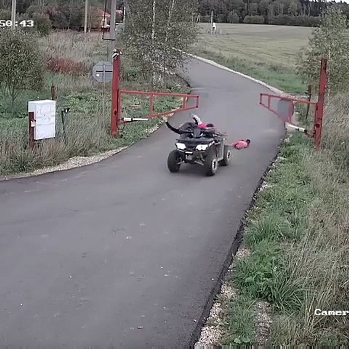Une maman et ses 2 enfants sur un quad se prennent une barrière